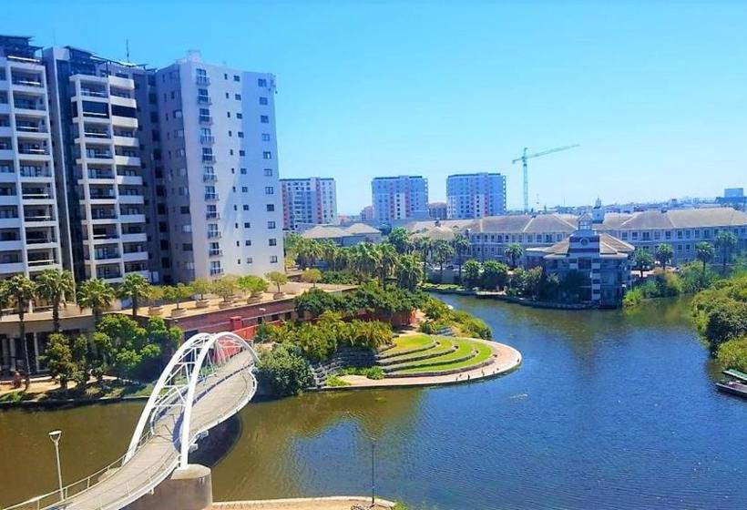 Fotos del hotel Waters Edge Luxury Apartments:  7