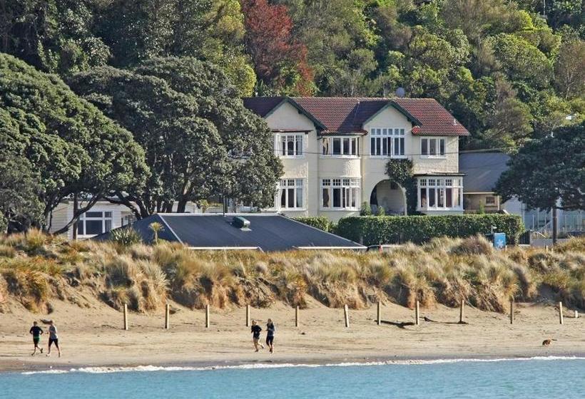 Beachfront Wellington Bed And Breakfast