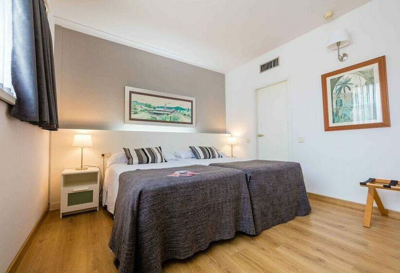Номер Стандарт Трехместный, Aparthotel Atenea Barcelona