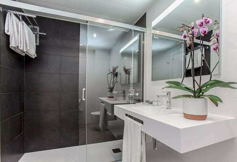 Номер Стандарт Трехместный, Aparthotel Atenea Barcelona