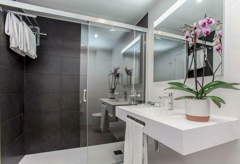 Четырехместный Номер Стандарт, Aparthotel Atenea Barcelona
