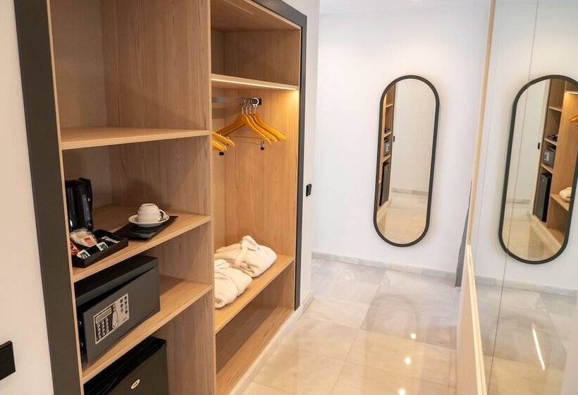 سوییت با چشم‌انداز دریا, Urh Sitges Playa