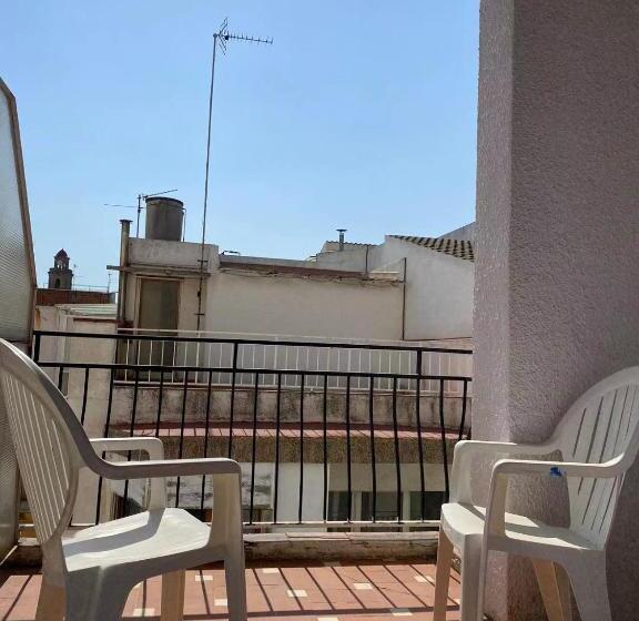 Четырехместный Номер Стандарт с Балконом, Vila Calella