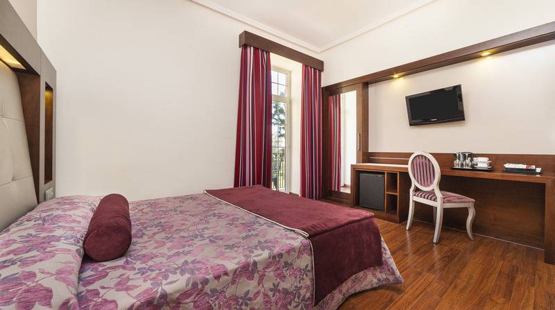 Quarto executivo, Globales Reina Cristina