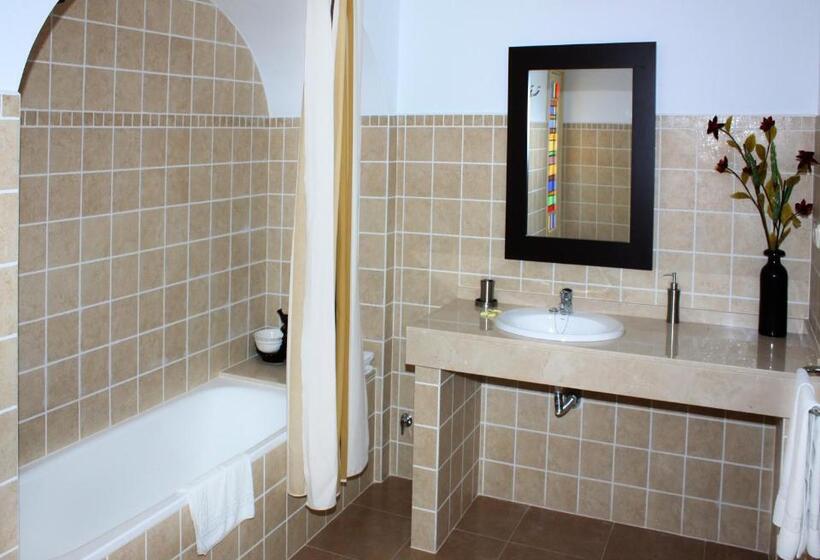 Standard Quadruple Room, Residencia Miami
