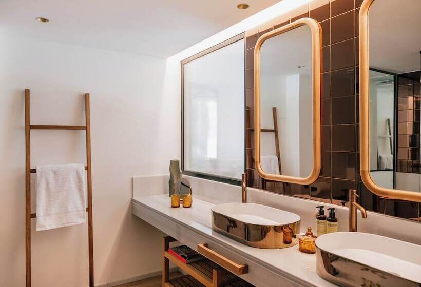 سوئیت جونیور با چشم‌انداز, ME Marbella Luxury Lifestyle Hotel