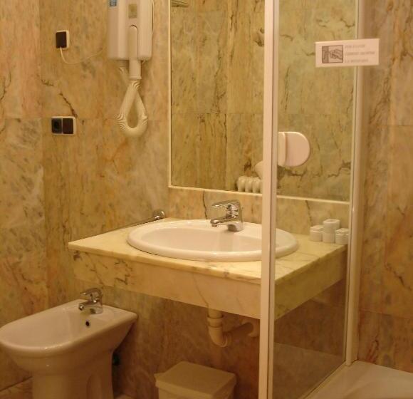 اتاق استاندارد یک نفره, Albergue Revolutum Hostel