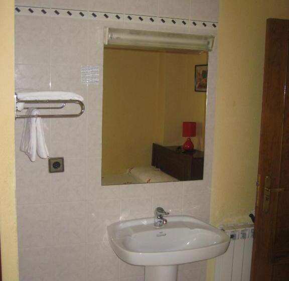 标准单人间共用浴室, Hostal Don Jaime I Y Ii