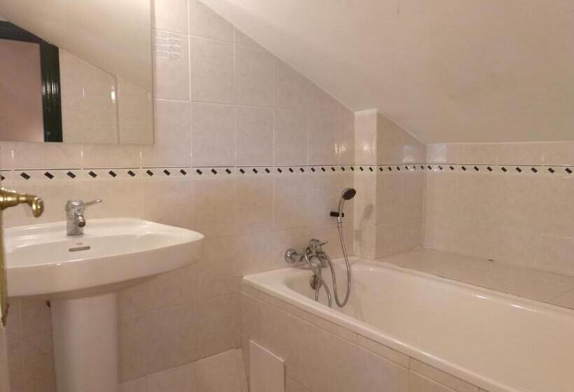 阁楼房, Hostal Don Jaime I Y Ii