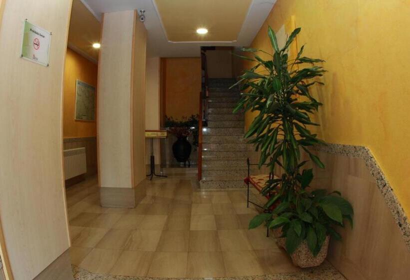 Номер Стандарт Трехместный, Hostal Torres