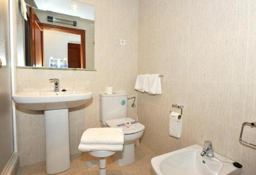 스탠다드 트리플 룸, Hostal Velilla