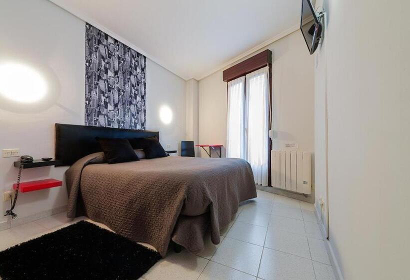 Comfort room with balcony, Pensión La Mar