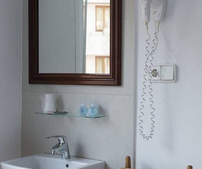 バスルーム共有のトリプルスタンダード, Hostal Ripoll Ibiza