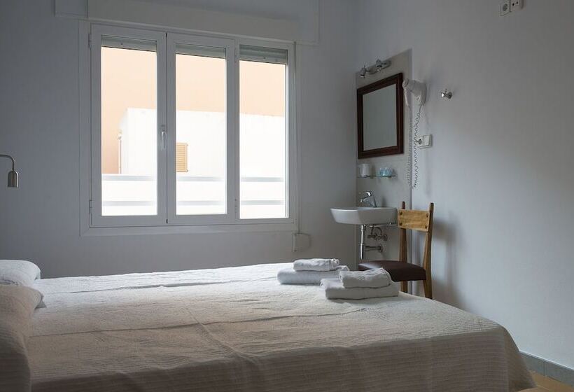 バス共有のスタンダードルーム, Hostal Ripoll Ibiza