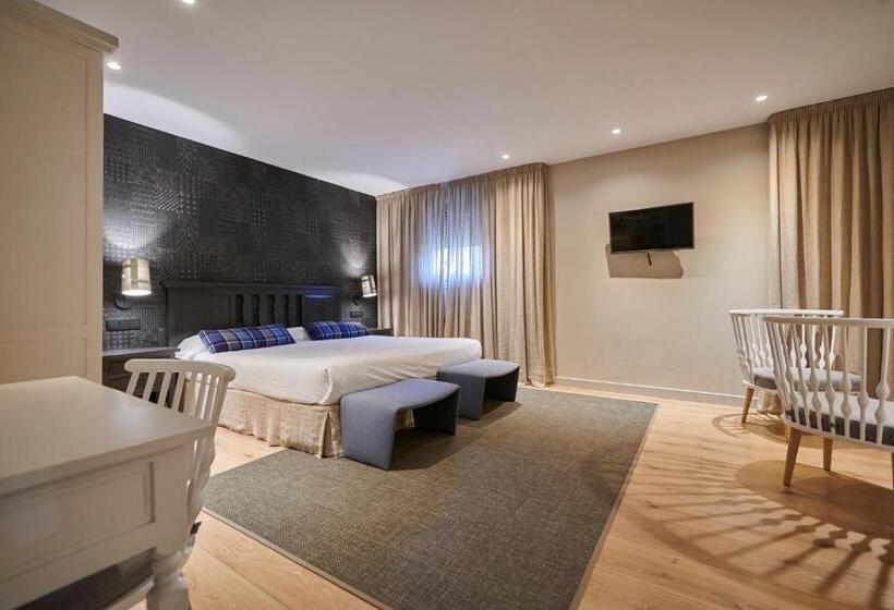 Полулюкс, Hostal Lola