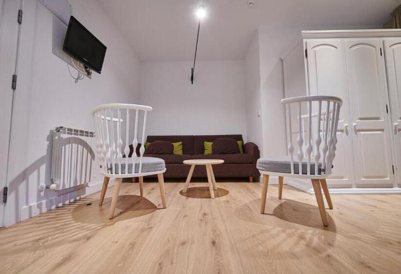 Полулюкс, Hostal Lola