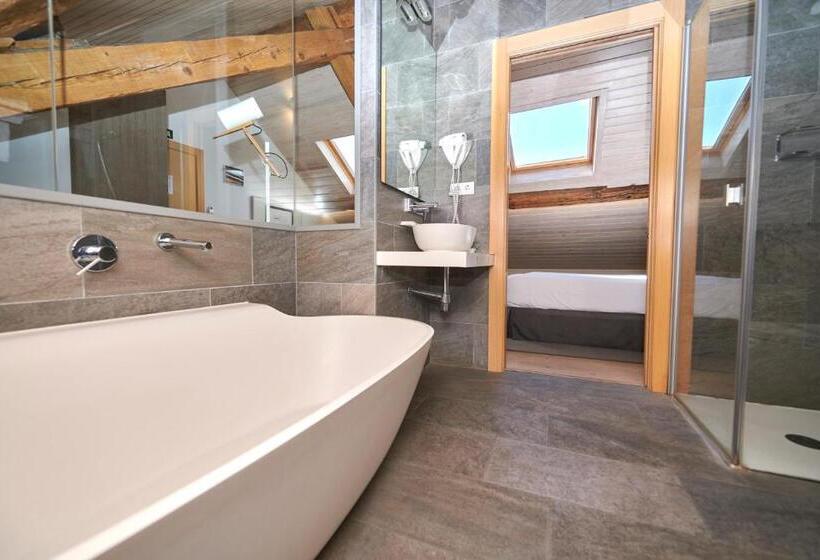 Люкс Повышенной Комфортности, Hostal Lola