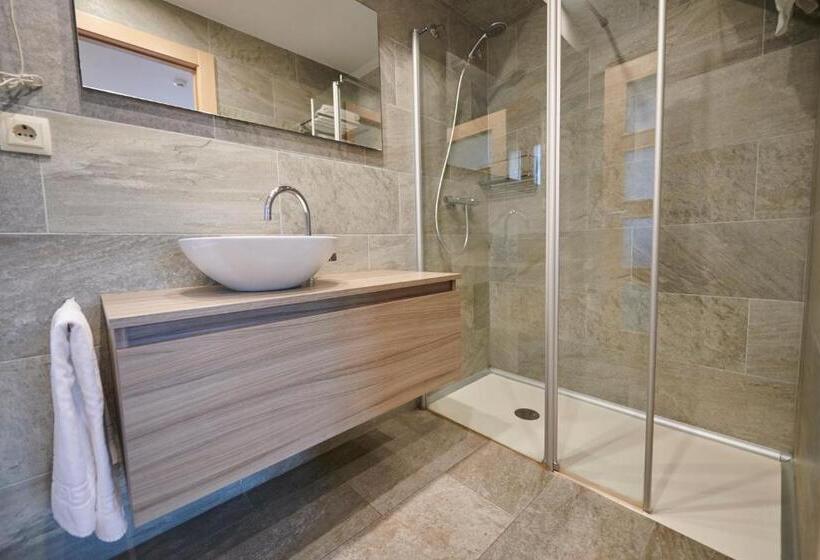 Номер Стандарт с Балконом, Hostal Lola