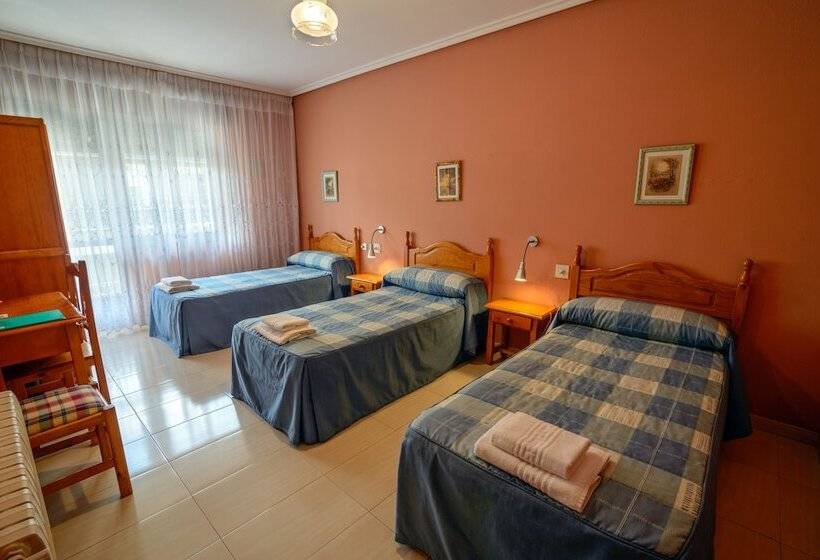 Номер Стандарт Трехместный, Hostal La Torre Ii