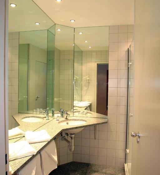 חדר סטנדרט לארבעה, Central Hotel Löwen