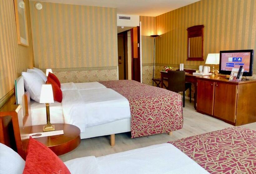 Номер Стандарт Трехместный, Golden Tulip Hotel De’ Medici