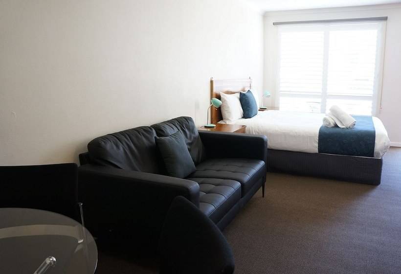 패밀리 스위트, Waves Motel And Apartments