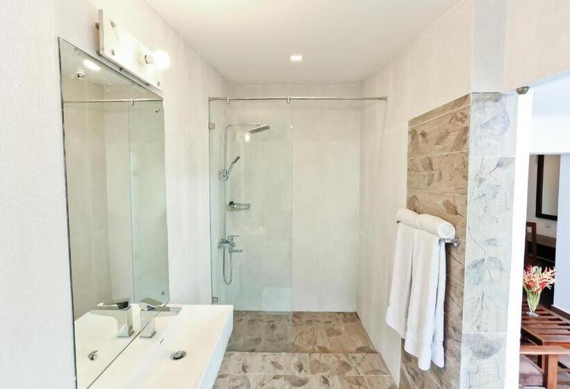家庭间, Golden Star Beach Hotel