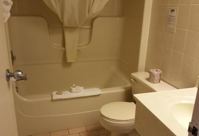 スタンダードルーム, Travelodge By Wyndham Niagara Falls Lundys Lane