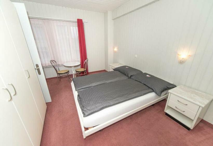 Номер Стандарт, Rotes Haus