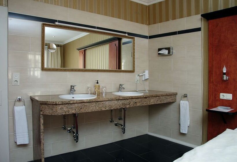 Четырехместный Номер Economy, Historik Hotel Goldener Hirsch Rothenburg