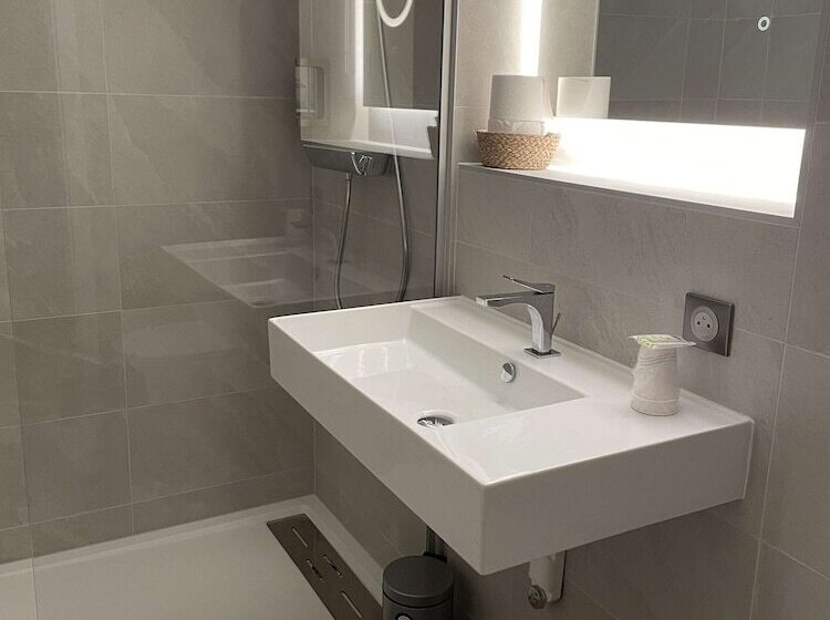 Номер Стандарт Трехместный, Brit Hotel, Spa & Restaurant   Colmar Est