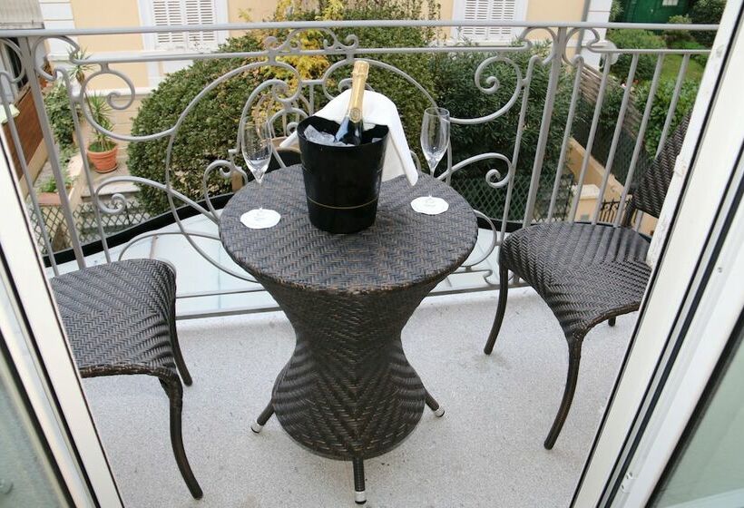 Номер Стандарт с Балконом, Golden Tulip Cannes Hotel De Paris