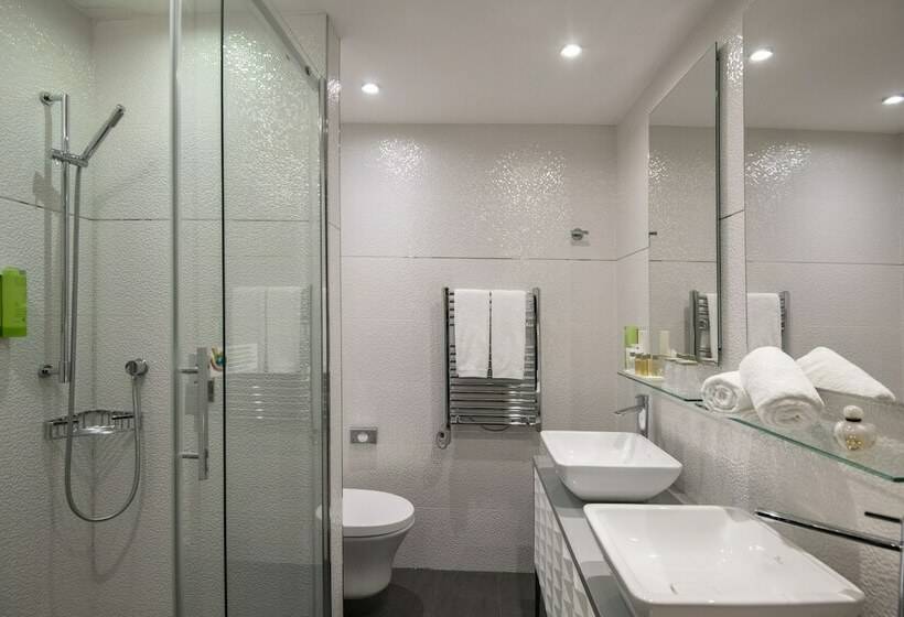 חדר סטנדרט לשלושה, Golden Tulip Cannes Hotel De Paris