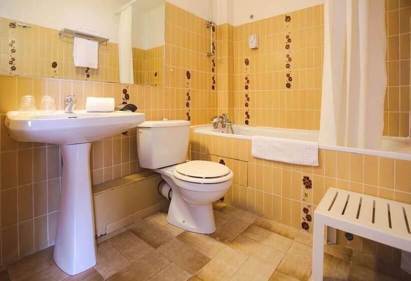 Номер Стандарт Трехместный, Hôtel Le Cheval Blanc