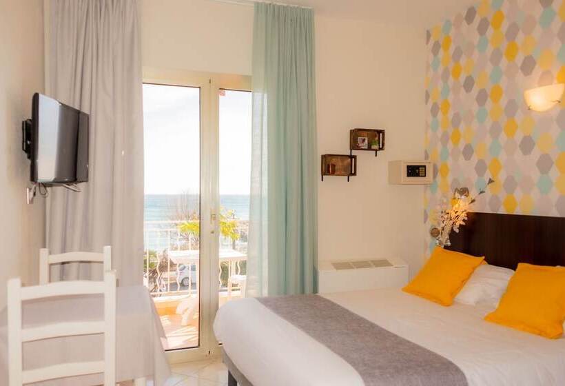 Номер Стандарт Вид на Море с Террасой, Et Appartements Reine D Azur
