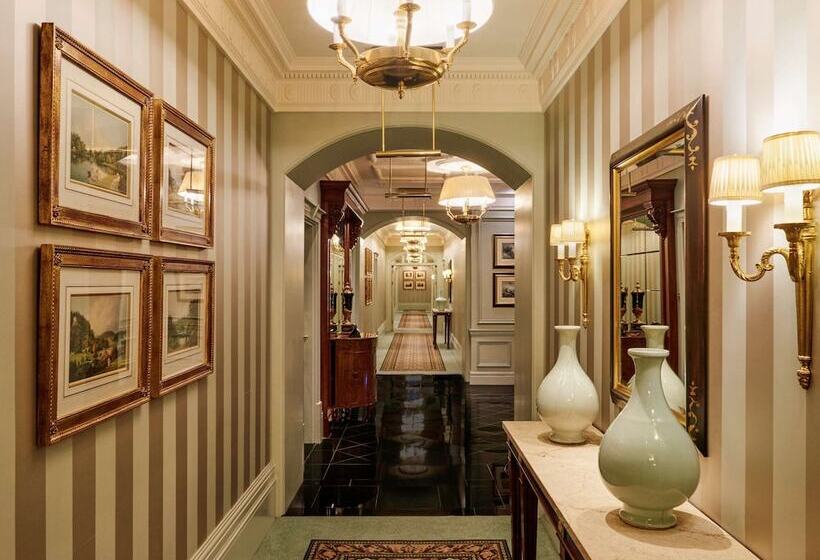 Люкс Вид на Реку, The Savoy