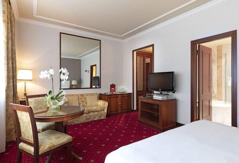 Номер Deluxe, Internazionale