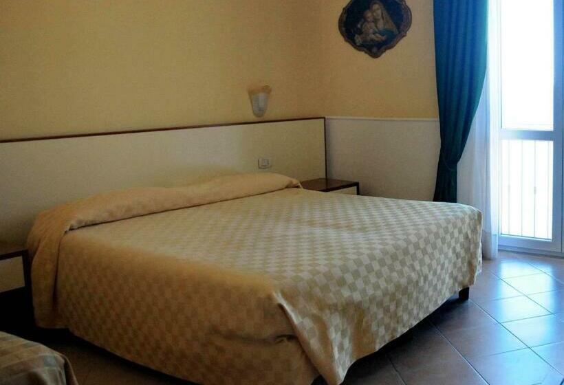 Номер Стандарт Трехместный, New Hotel Sonia