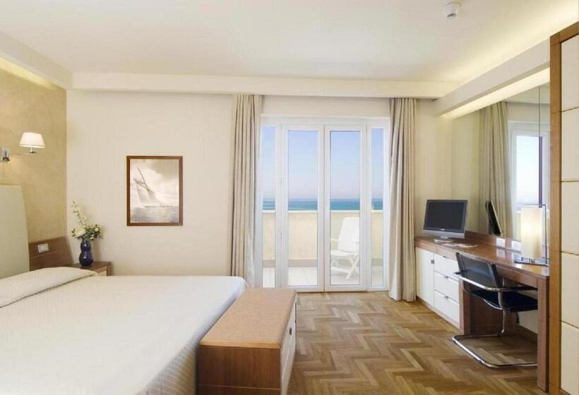 اتاق لوکس با چشم‌انداز دریا, Grand Hotel & Riviera