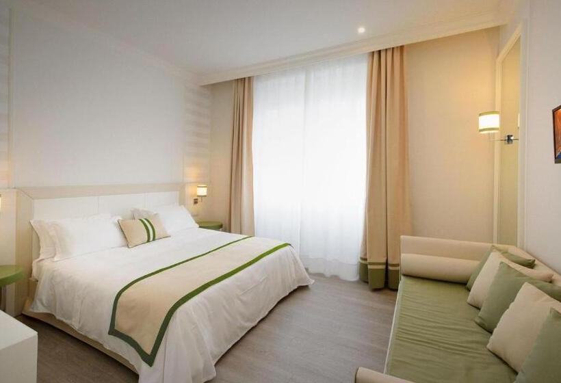 اتاق استاندارد سه نفره با چشم‌انداز کنار دریا, Grand Hotel & Riviera