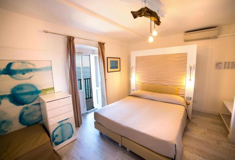 غرفة قياسية مطلّة علي البحر, Saraceno