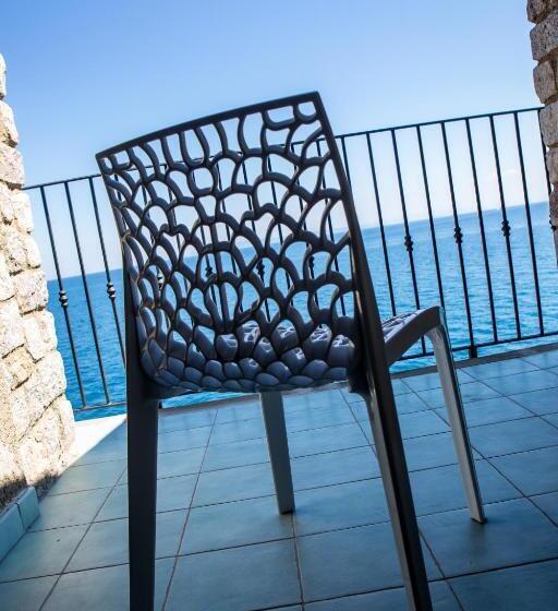 غرفة قياسية مطلّة علي البحر, Saraceno