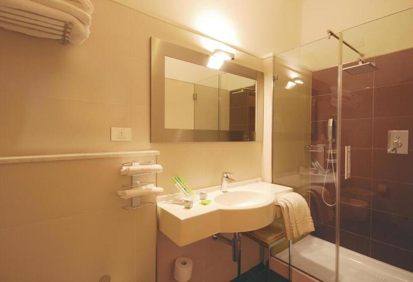 Номер Стандарт Трехместный, Unahotels Imperial Sport