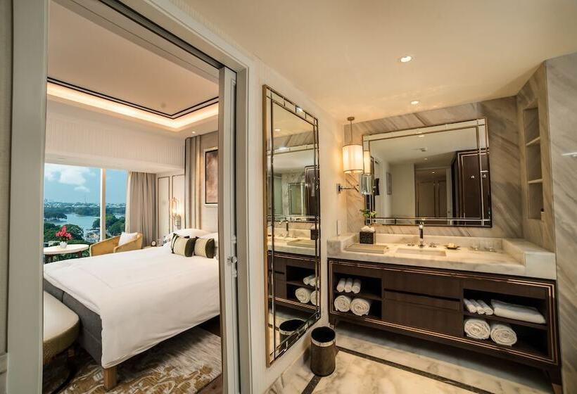 اتاق لوکس با چشم‌انداز دریاچه, Taj Mg Road Bengaluru