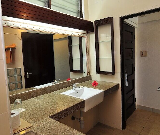 اتاق استاندارد با چشم‌انداز باغ, Reef Hotel Mombasa