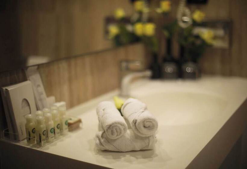 سوئیت با چشم‌انداز, Riviera Hotel Beirut
