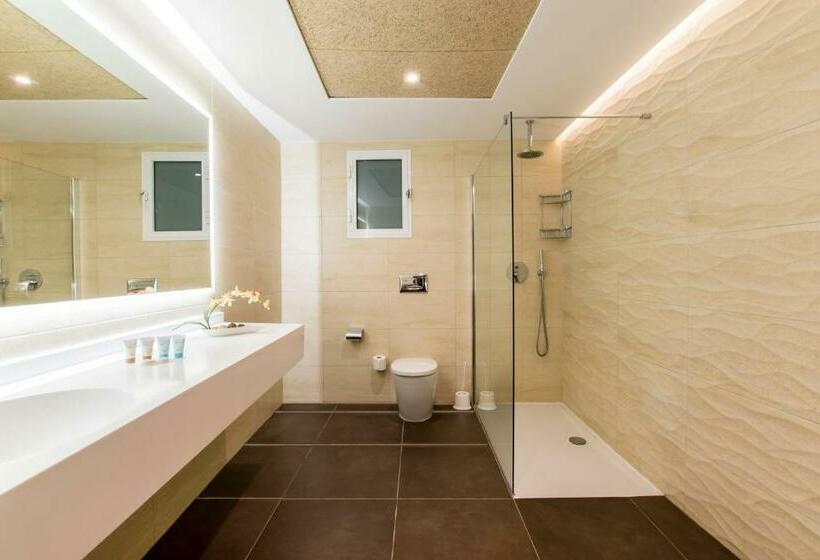 سوییت جونیور با چشم‌انداز دریا, Doubletree by Hilton Malta