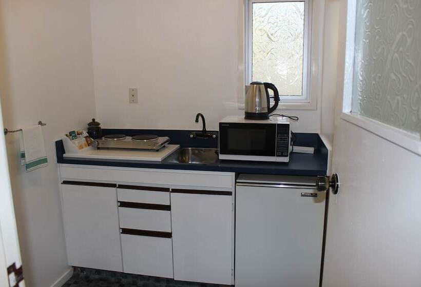 Студия Стандарт, Cedar Lodge Motel Hamilton