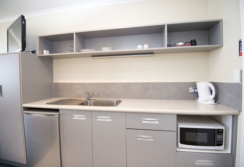 스탠다드 스튜디오, Quality Inn Napier