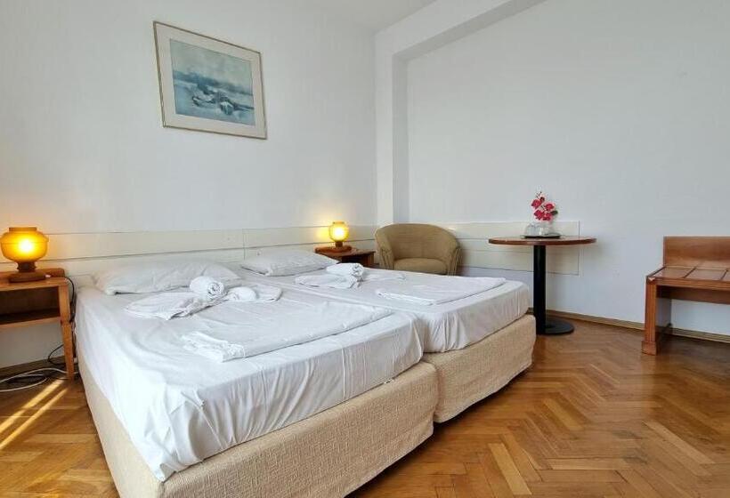 اتاق استاندارد با بالکن, Astoria